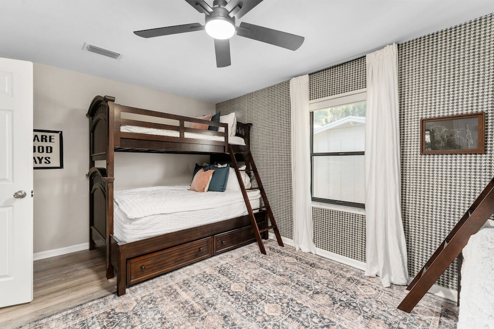Designer Pet-friendly Retreat With Heated Pool 5 Bedroom Home