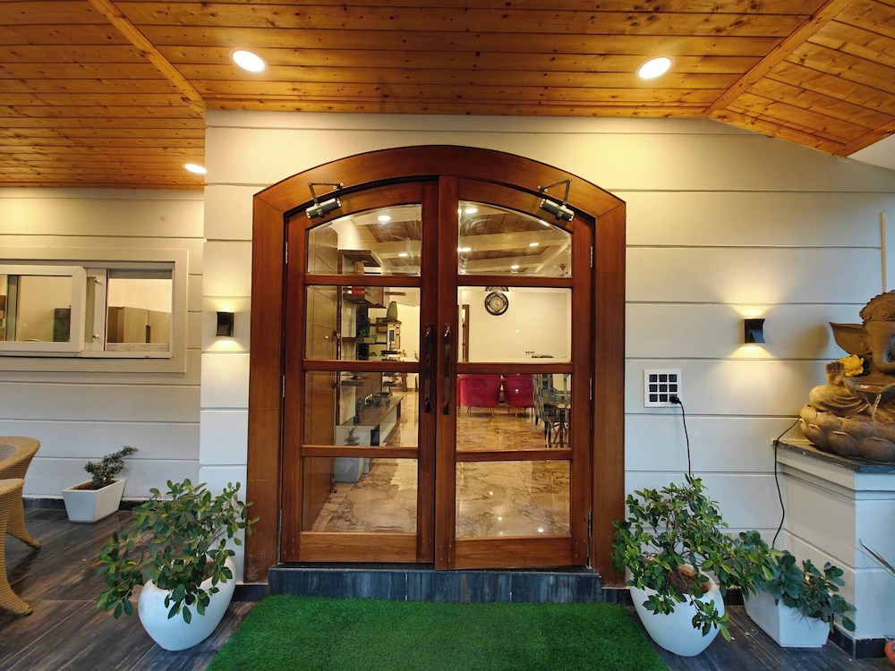 The Paradise - Luxury 3BR Villa Near the Airport in Dehradun