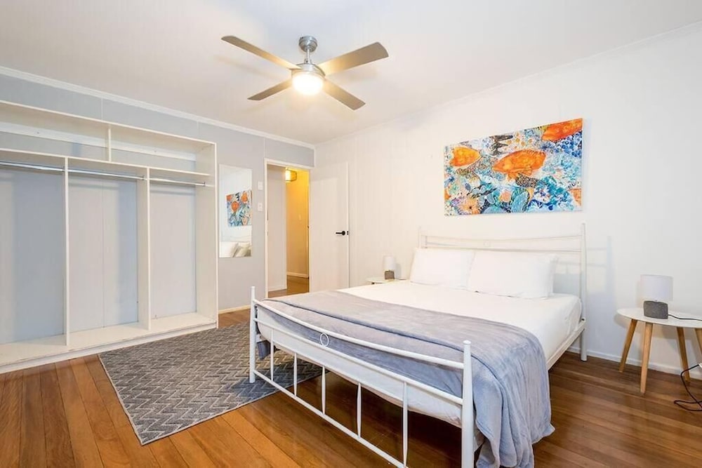 4 BDRM Pet Friendly Home 200m to Creek