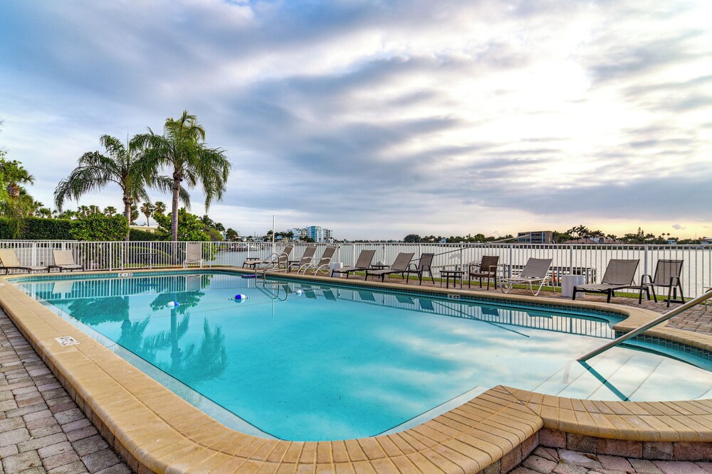 Treasure Island Condo w/ Bay-view Balcony!
