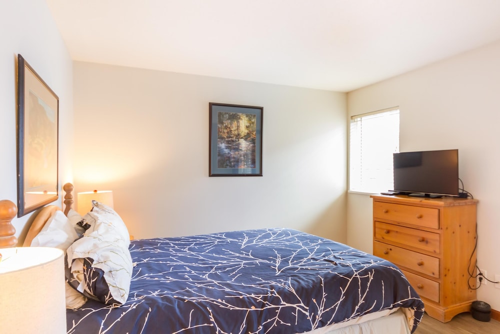 Fabulous Location Private Hot Tub, NO Car Needed, Sleeps 8 - Image 2