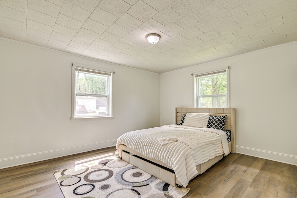 6 Mi to Dtwn: Charming Home w/ Yard in Charlotte