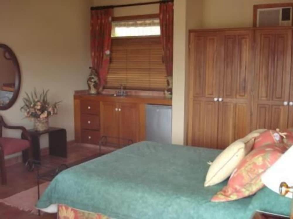 Villa Paradiso up to 14 People view 4