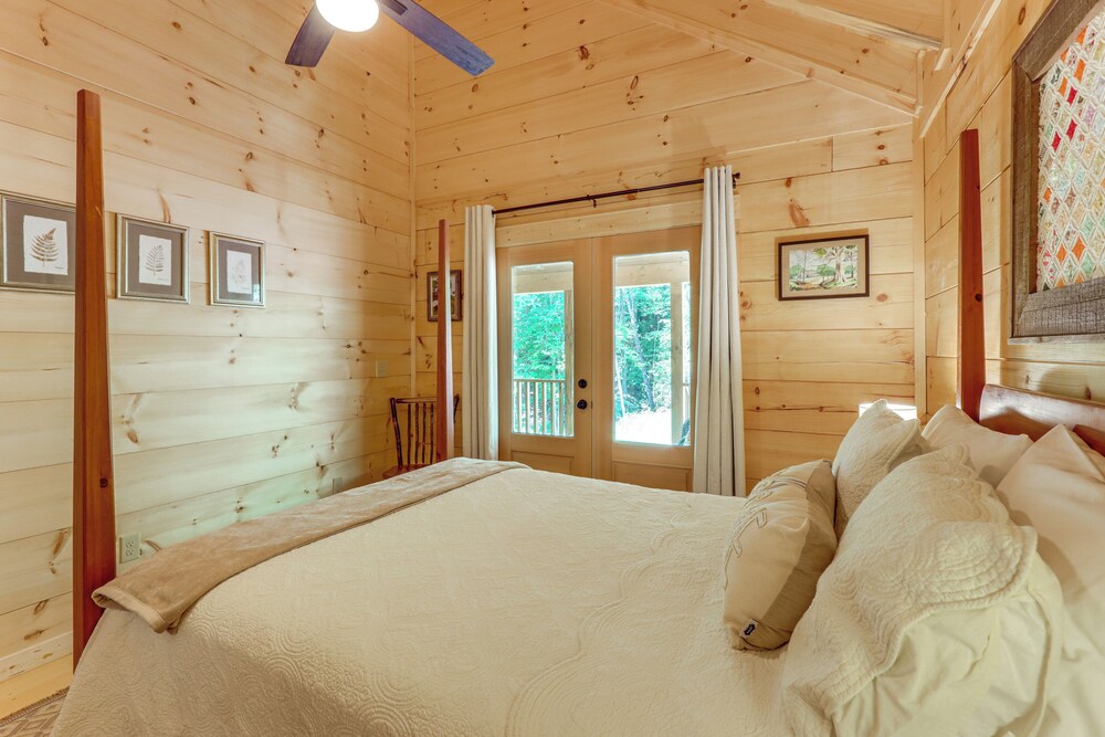 4 Mi to Fall Branch Falls: Peaceful Cabin w/ Deck