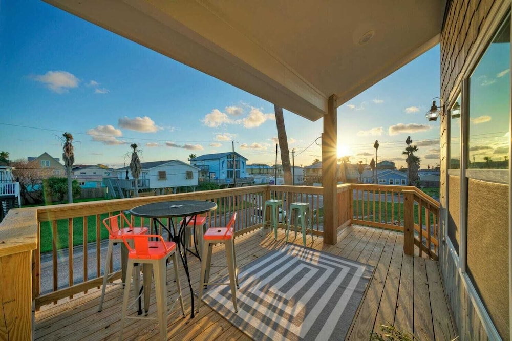 Sleeps 20 2 Modern Homes w/ Private Pool, Deck+patio 3-min Walk to the Beach