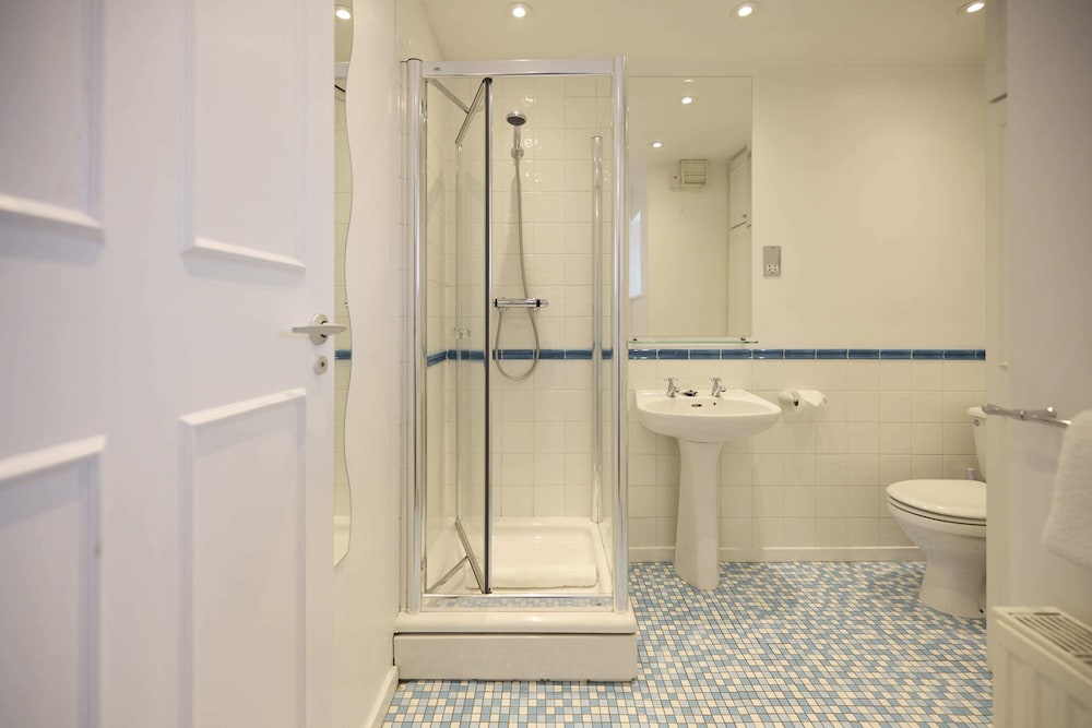 Chiswick Townhouse with Garden & Parking
