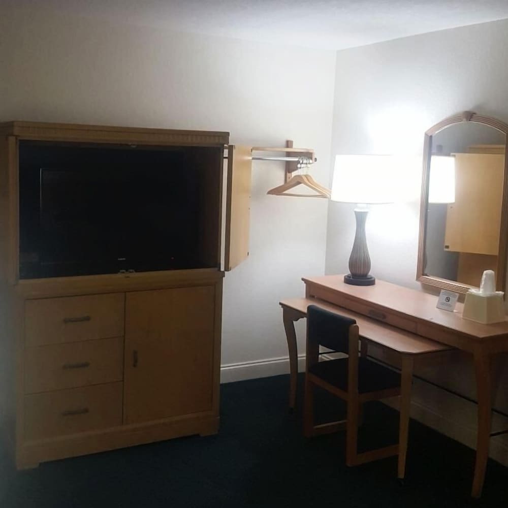 Queens Lodge Motel