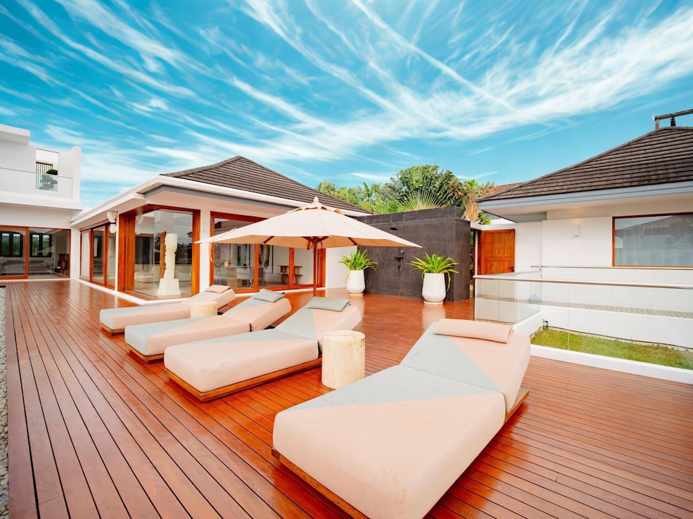 Luxurious 5bedroom White Estate Villa Private Lake