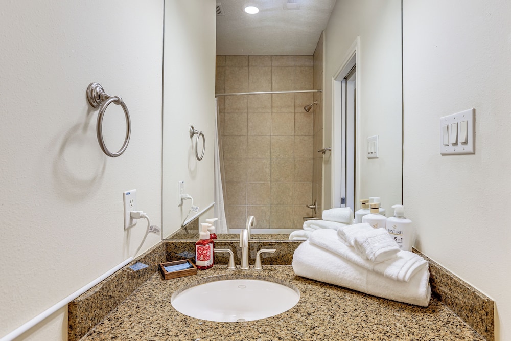 Walk to Shops & Eats: Family Retreat in Houston