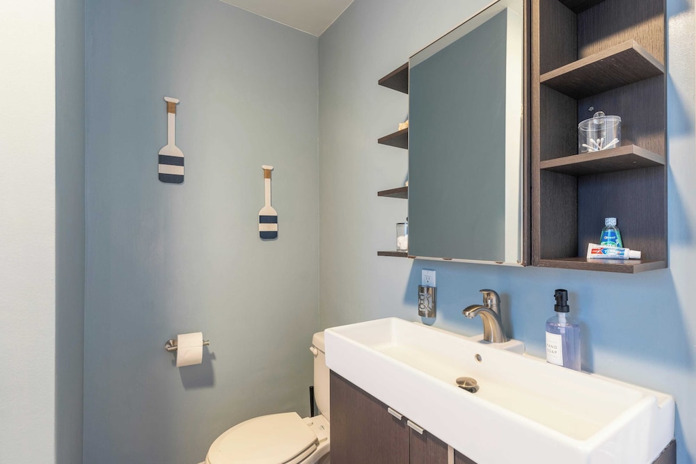 Waterfront Newport Condos w. Dock Access, Walk to Balboa Fun Zone and Beach