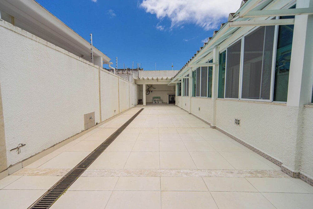 Casa Pet Friendly com 3 su tes a 200m da Praia