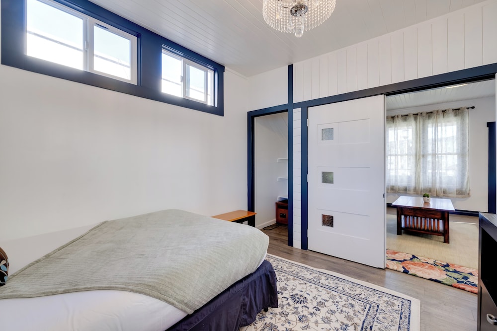 Fire Pit & River View: Serene Stay in Seaside!