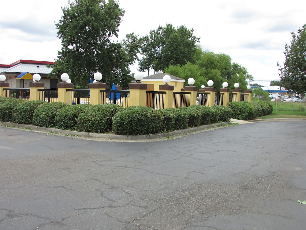 Days Inn  Suites by Wyndham Fort Valley - Property Image 5