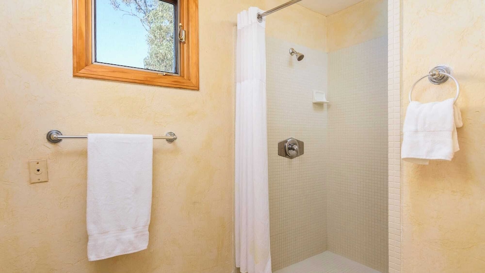 Two Estates w/ Pools, Hot Tubs, Game Rooms, Valley Views & Tennis Court Near Beaches & Wineries