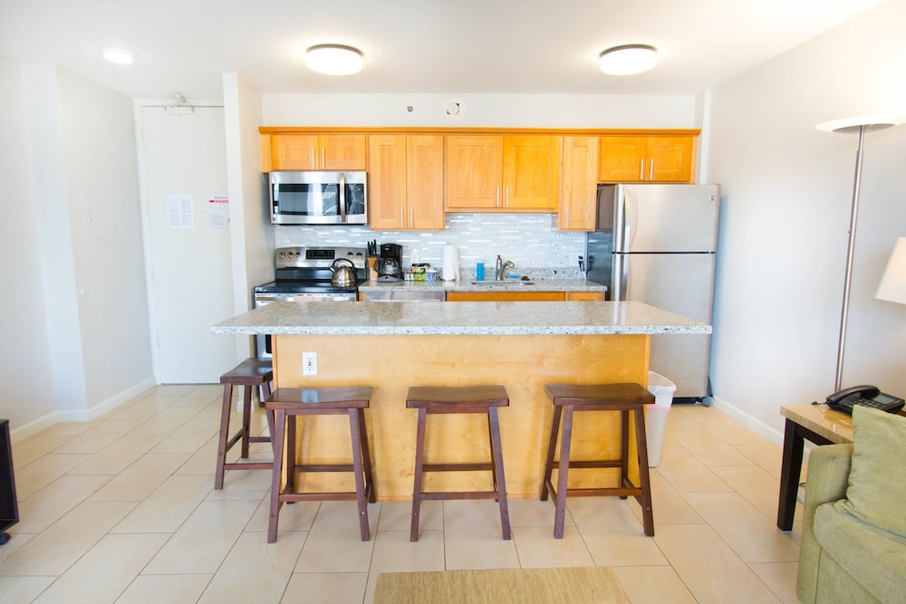 Waikiki Banyan - Ocean View Tower 1 Suite 2210 view 4