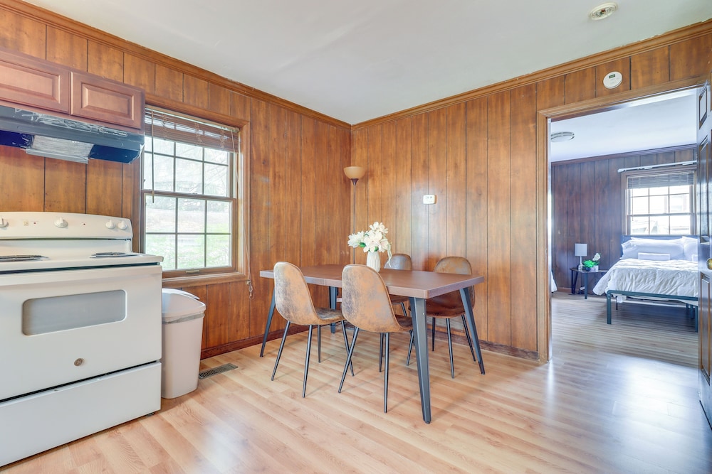 7 Mi to Downtown: Cozy West Toledo Apt w/ Yard