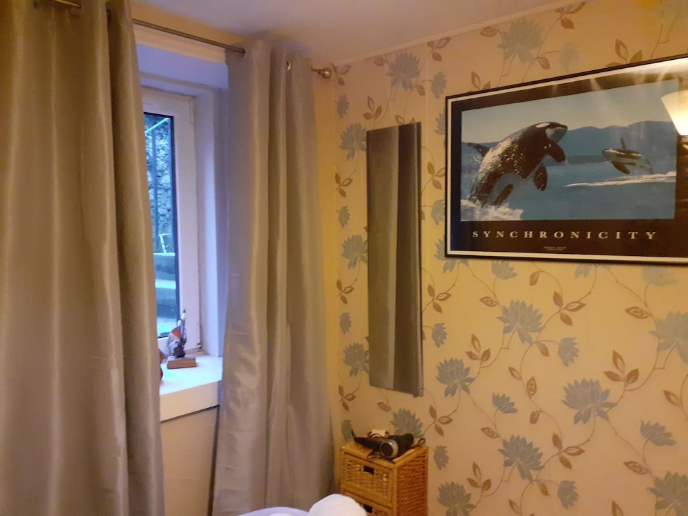 2 Bed Apartment 2 Mins Walk Away From the Beach! view 2