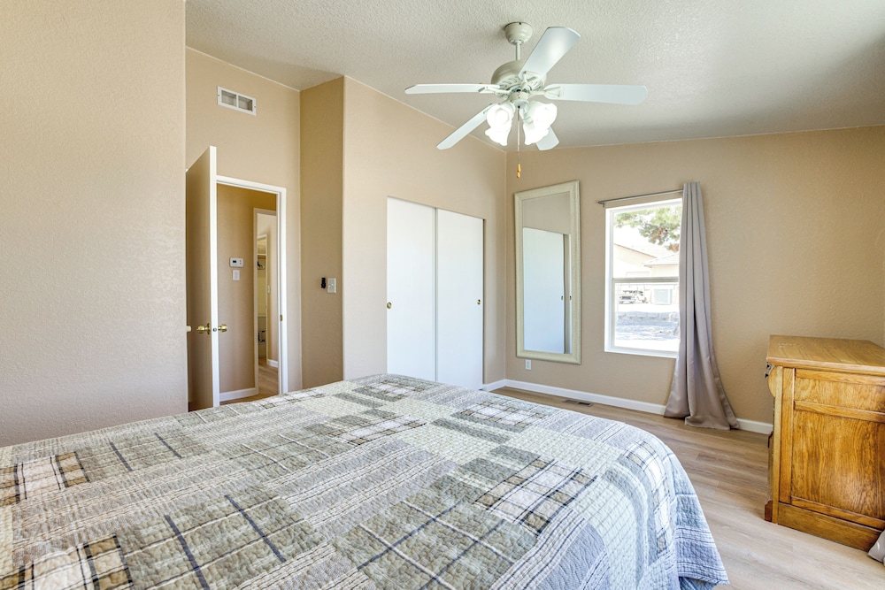 6 Mi to Downtown Pahrump: Scenic Desert Retreat