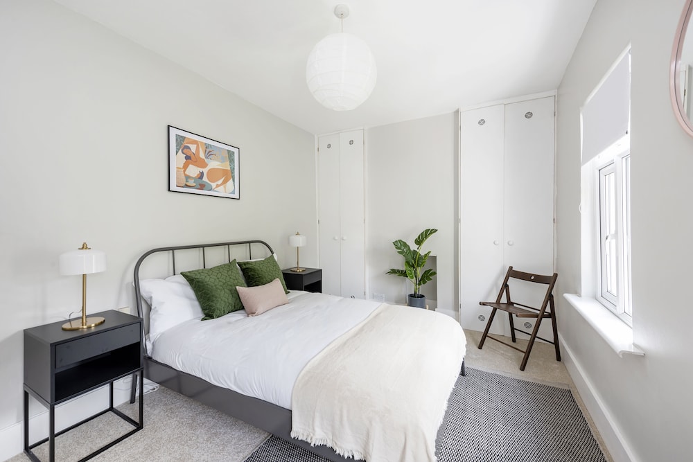 Stylish House in Amazing Central Area view 4