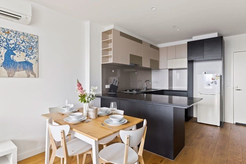 A Comfy 2BR Apt w/ City Views Near Southern Cross