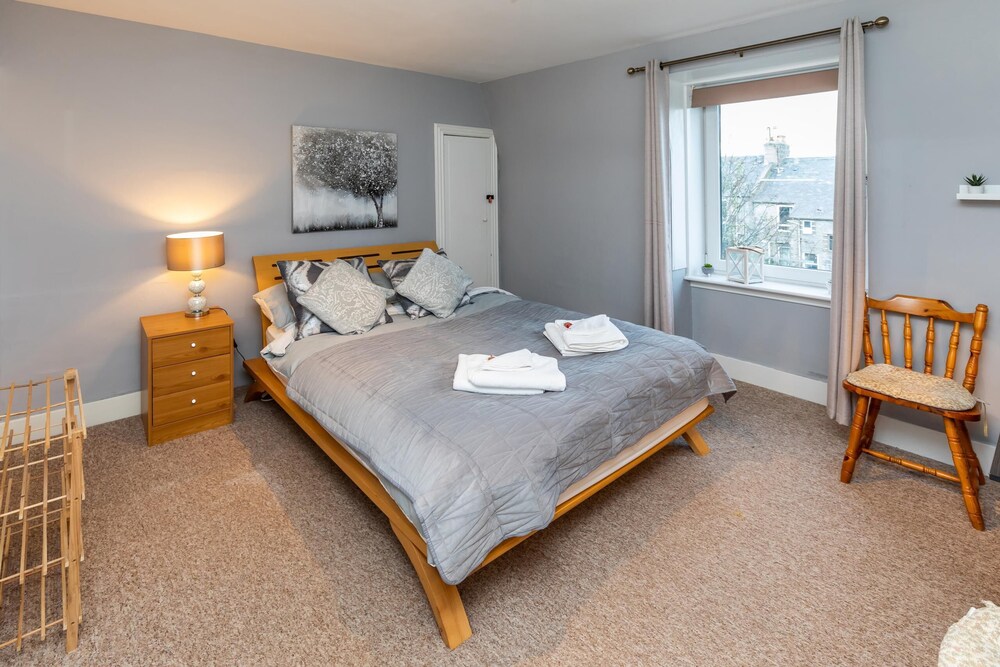Modern Aberdeen City Apartment Free Parking view 4