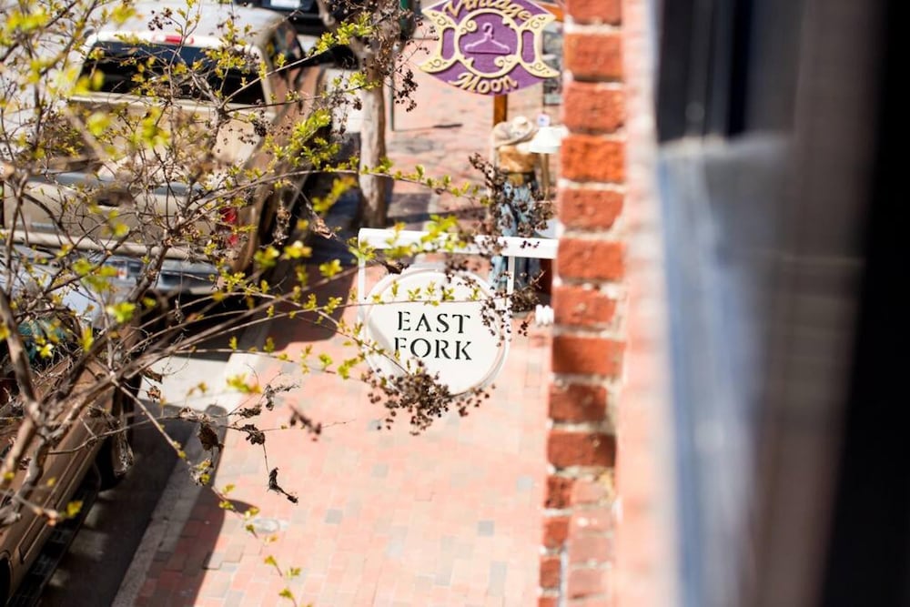 80 LEX 201 Exquisite Downtown Lodging