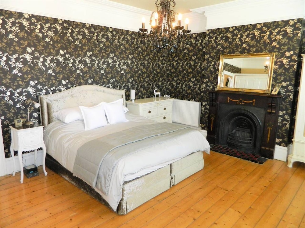 Period Home - Charming Features - 1 Mile From Hoe view 2