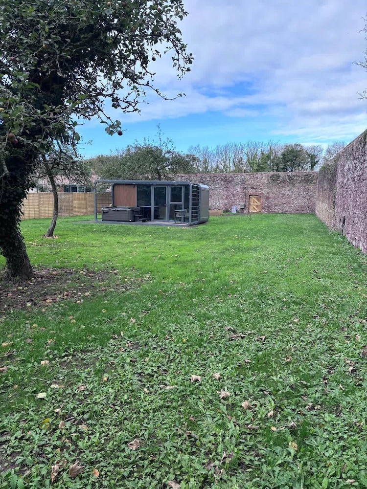 Glamping Pod With Hot Tub in Orchard