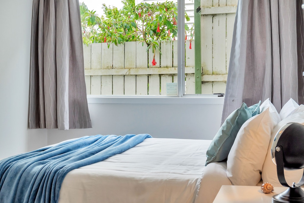 Kingsland Contemporary 2BR with Carpark view 4