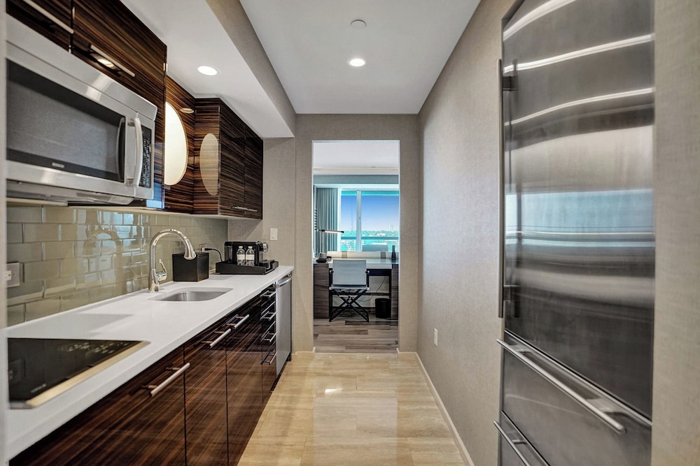 Chic Beachfront Bliss: Your Perfect 1 BR Retreat !