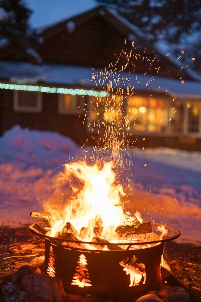 Storm Mountain Lodge Cabins & Dining