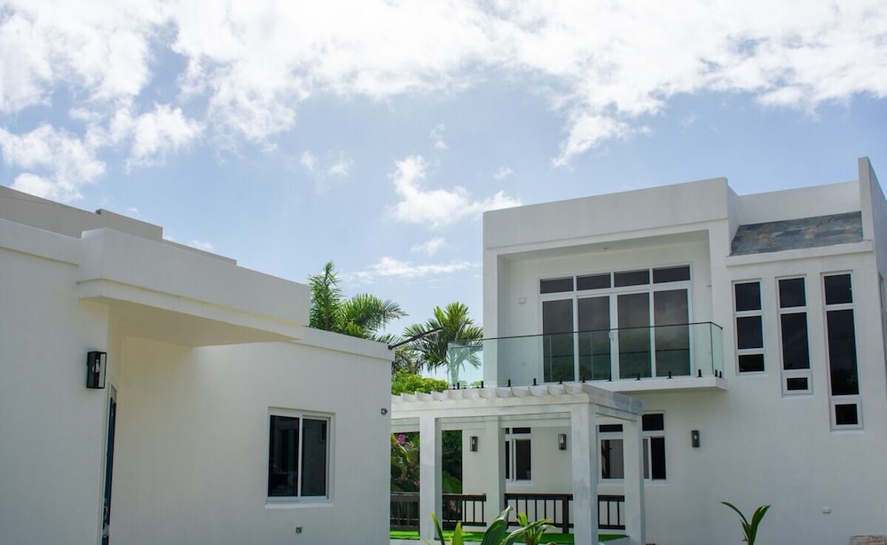 The W Villa 5 B R Oceanfront w Staff