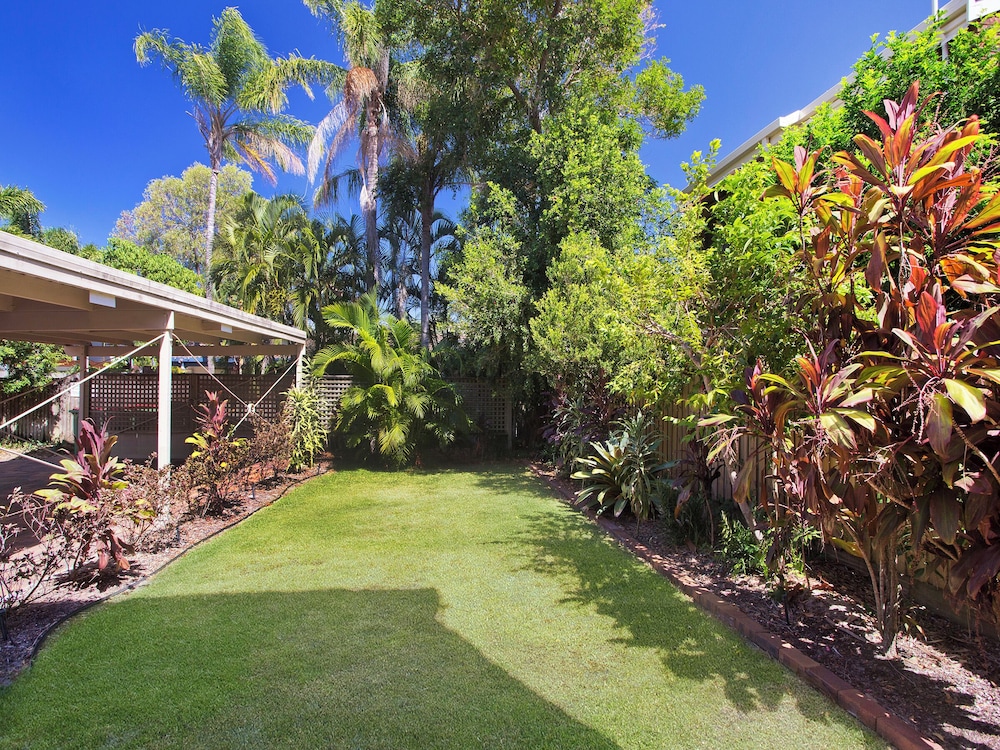 Noosa Parade Townhouse w Terrace