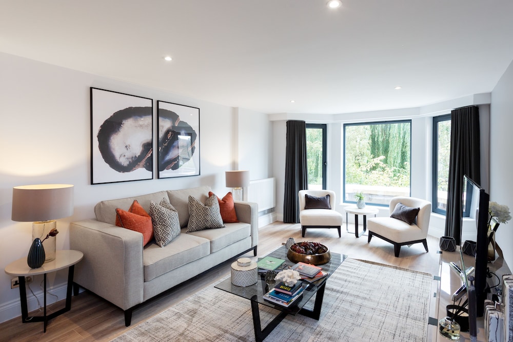 The Carlyle - Elegant Serviced Apartments
