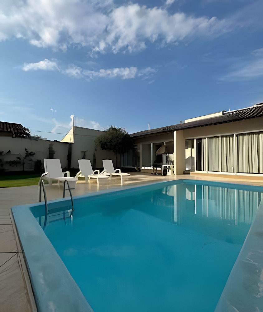 Casa com piscina 5 suites 1 quarto e AC