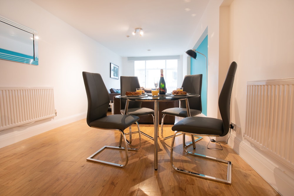 Rest & Recharge Regents CT 1Bed Sleeps 4 view 4