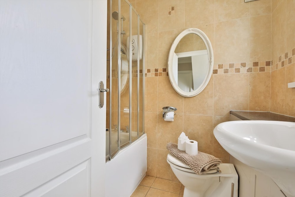 Spacious 3 Bed Home With Pool Table