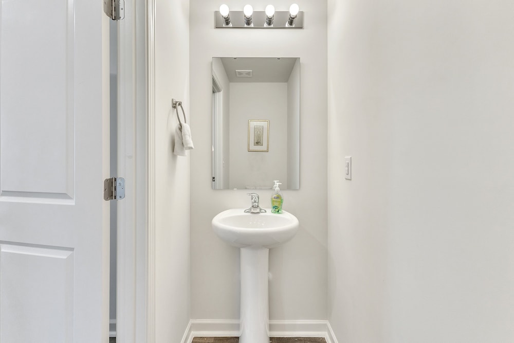 5br Pet Friendly Retreat With Garage Parking 5 Bedroom Home