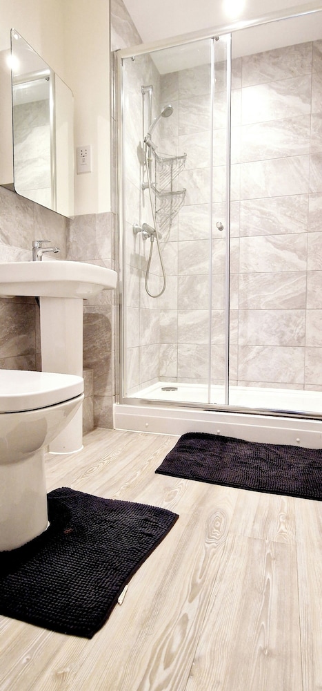 Gym, Free Parking, 25 Mins to Central London