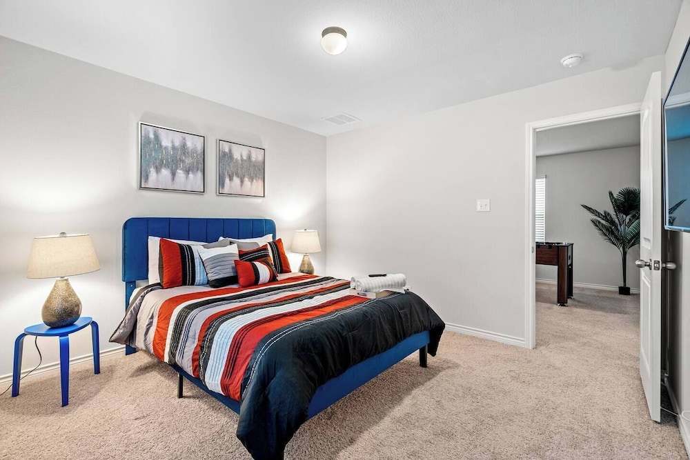 Sleeps 12 Private BRs Wifi Kitchen