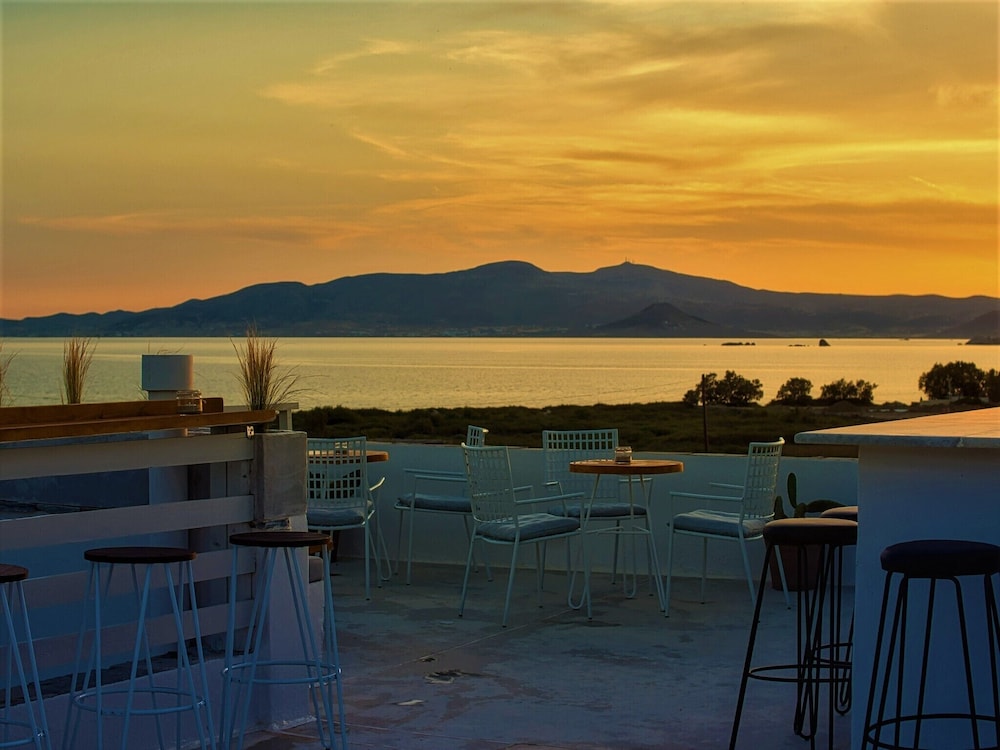Studios Vrettos Beachfront Hotel