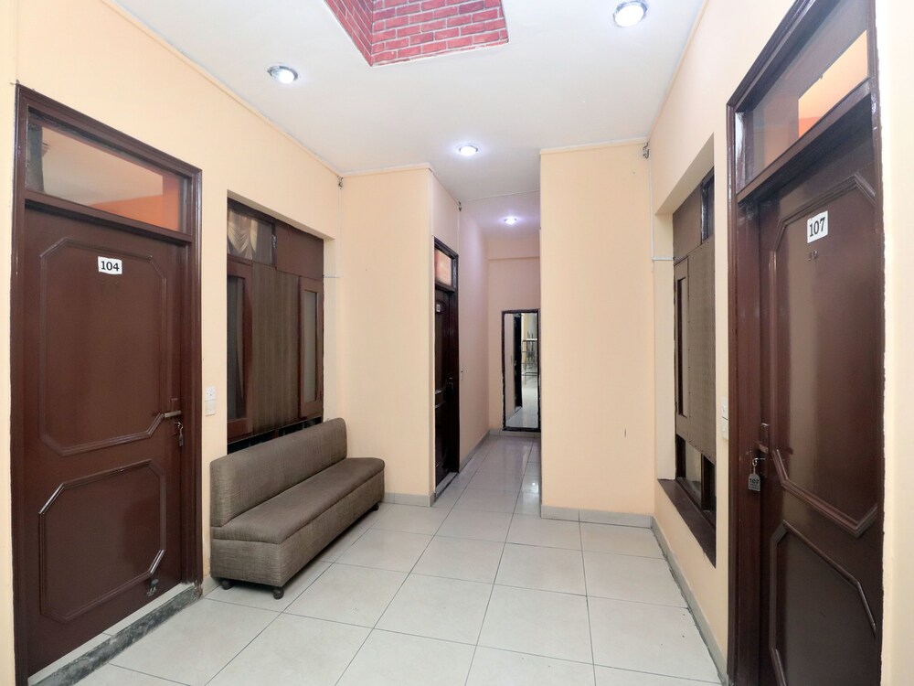 OYO 14876 Hotel Samrat