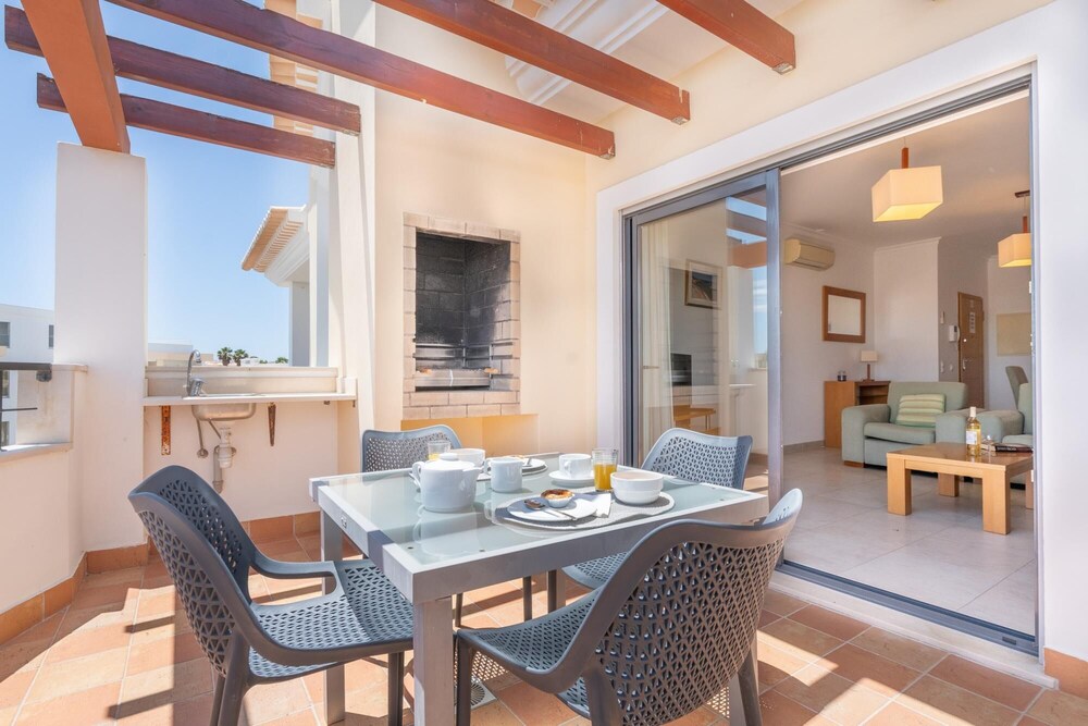 Bright and Comfortable 2 Bedroom Apartment in Porto de Mos by Ideal Homes view 5