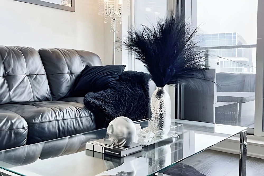 Lanterra Downtown Cn Tower - Image 2