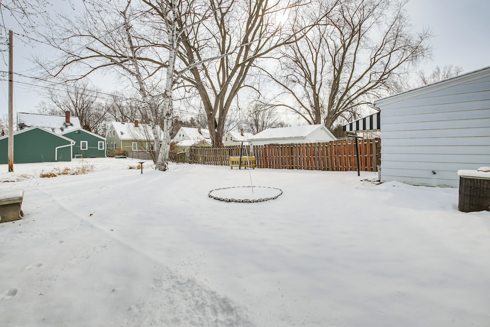 1 Mi to Lambeau Field: Residential Home w/ Yard