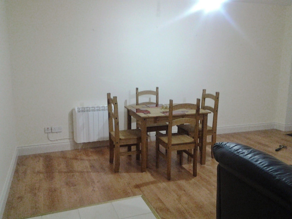 Galway 2-bed Apt, Sleeps 4, 5-min Walk to Station