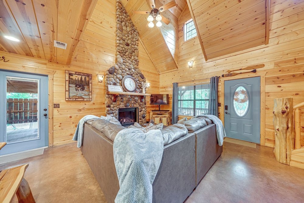 Hot Tub + Game Room: Family Retreat in Broken Bow
