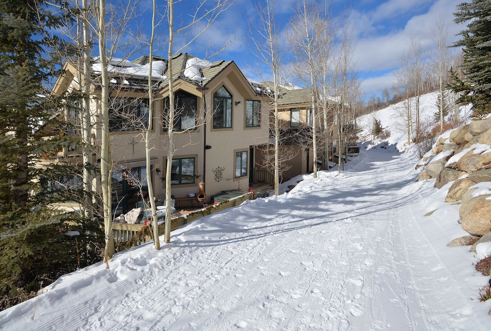 Ski In Ski Out Townhome in Rocky Mountain Access to Elkhorn Chairlift by RedAwning