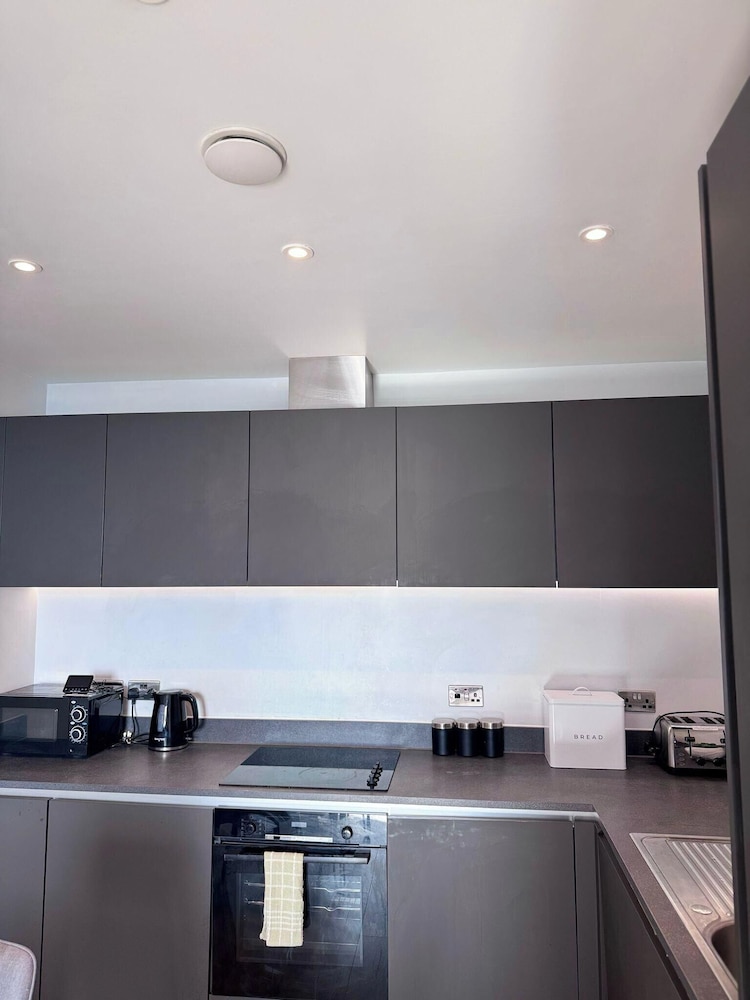 City Centre - 2-bed High Rise Apartment - Sleeps 4