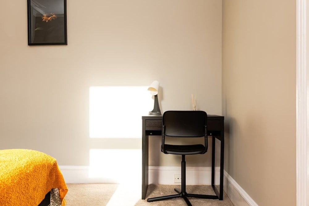 2 Bedroom Flat - Free Parking